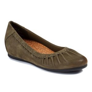 Comfy! Baretraps Norma Faux Suede Slip-Ons sz 7M